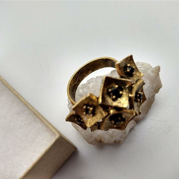 Gold tone with gorgeous garnet stone ring size 7 - Picture 3 of 5